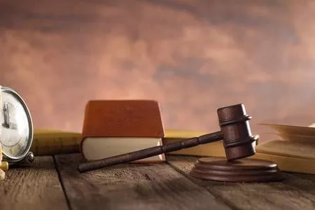 刑事案件要怎么请律师出庭